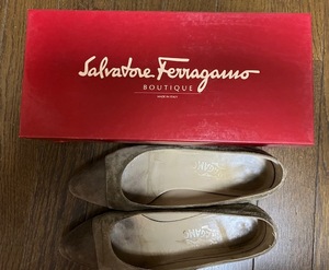 サルバトーレフェラガモ SalvatoreFerragamo レディース 靴 パンプス 濃い目のベージュ色 ＜サイズ：7 1/2＞ （裏革）