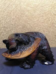 木彫り 熊の置物　鮭　北海道産