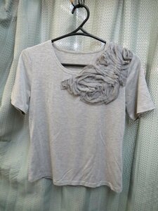 ◆T&T planning グレー 花のモチーフ Tシャツ◆