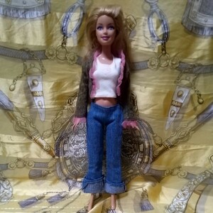 マテル Barbie　ジーンズスタイルタンクトップ着用　右足骨折