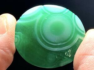 半透明緑色の内蒙古瑪瑙・眼睛石・2・10g（中国産鉱物標本）