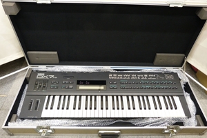 ◇中古ジャンク　YAMAHA ヤマハ　DX7IID シンセサイザー ジャンク 通電確認OK　ハードケース付き　レトロ　鍵盤楽器◇　