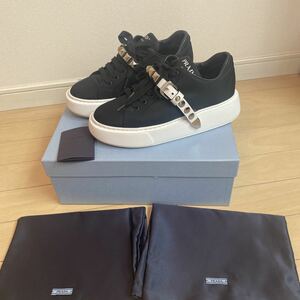 最終値下げ45,000円→42,000円☆プラダ／PRADA☆スタッズ 厚底スニーカー　黒×白