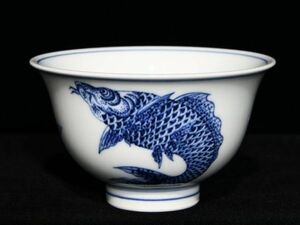 【瓏】陶磁器 青花魚藻紋 圧手杯 明代 宣徳年製 染付 置物擺件 古賞物 中国古美術 蔵出