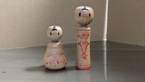 伝統こけし2つ 鳴子系 桜井昭二 高さ約15 cmと10cm 149