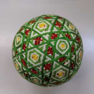 緑赤 手まり 約10cm 手鞠 手毬：和風・レトロ・飾り物・和柄・刺繍・手作り