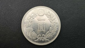 【F8251】《美品》 古銭 旧一圓銀貨 明治十九年 直径38.53㎜　幅2.62㎜ 重さ26.8g