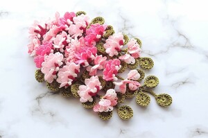 ハンドメイド　蓮華草のシュシュ　レース編み