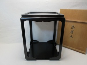 504903 【 美品 茶道具 塗師 秀斎作 木製一閑塗 高麗卓 共箱 】 検) 煎茶道具 茶棚 棚 置棚 茶台 水指棚 棚物 茶の湯の棚 漆工芸 ⅴ