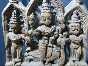 A　インド木彫三尊仏　仏像　寺院彫刻　仏教　透かし彫り　法輪　寺　装飾　壁面彫刻　内陣　崇拝　信仰　印度