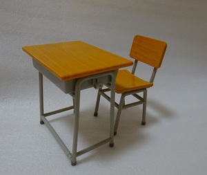 中古　机1個　椅子1個　学校用机　学習机　ミニチュア　フィギュアなどに　組み立て式