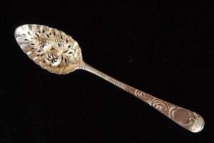 アンティーク　１８３５年　純銀製、風格のあるシフタースプーン（B２７）【郵パック送料無料】