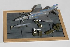 【戦闘機プラモデル模型完成品】 ハセガワ 1/72 F-4E ファントムⅡ インディアナANGスペシャル&アメリカ武装搭載作業セット　飾り台つき