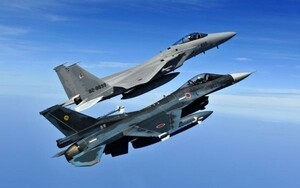 航空自衛隊 戦闘機 F-15J イーグル & F-2A 平成の零戦 JASDF 絵画風 壁紙ポスター 特大ワイド版 921×576mm （はがせるシール式） 005W1