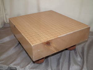 碁盤　脚付き　木製　碁盤 47.5×43×23㎝　木版厚さ11㎝　盤面小傷あり　個人使用品　　中古品　