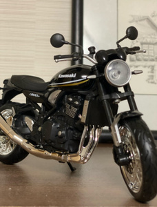 1/12ミニバイク カワサキZ900RS 前輪とハンドルバーは左右にスイング可能! マットな光沢でインテリアにも馴染むおしゃれアイテムです！