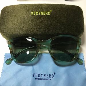 VERYNERD ベリーナード　サングラス　メガネ　眼鏡　べっ甲　ケース付き　メガネ拭き　グリーン　緑　ブランド　おしゃれ　スケルトン　茶