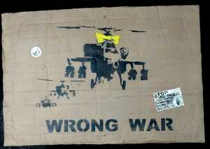 破格！Banksy(バンクシー)！2003年、イラク戦争デモで使用、本物の段ボール看板、Happy Chopper◆当時ステッカー付◆裏面アート◆Dismaland