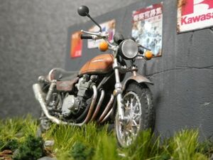 昭和レトロ 1/24 KAWASAKI 750RS ZⅡ キャンディートーン・ブラウン 情景ジオラマ完成品 ケース付