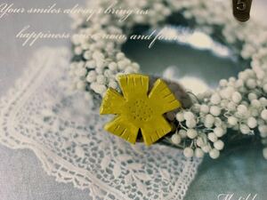 ブローチ 陶器風 石塑粘土 ハンドメイド 花　フラワー　マスタード 黄色　北欧