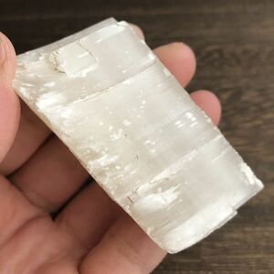 ◆新品◆ホワイトセレナイト（ジプサム）原石◆約63×34×18㎜◆約67g◆石膏 硬石膏 サテンスパー 天然石 パワーストーン 原石 鉱物