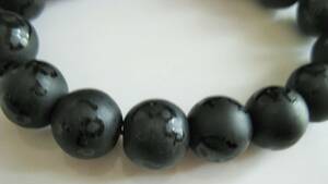 新品・未使用　ブレスレット　黒　マーク入り　瑪瑙　オニキス　腕輪　数珠　装飾品　1.2㎝　17球　約40ｇ