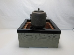 604903 【 美品 茶道具 焼杉 磨入子 置炉 釜師 清光作筒釜 ヤマキ電熱器 3点セット 紙箱 】 検) 茶会道具 風炉兼用 茶席 金属工芸 ⅵ