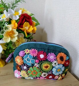 ハンドメイド　手刺繍カラフルポーチ　リネンお花