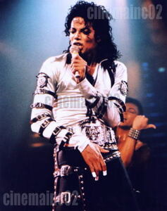 マイケル・ジャクソン Michael Jackson/マイク持って歌う写真