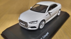 即決　AUDI　アウディ　特注　純正　ディーラー　カラーサンプル　AUDI　A5　クーペ　グレイシアホワイト　1/43　絶版　レア