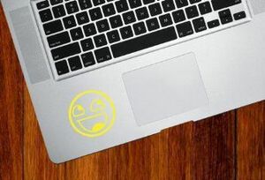 MacBook iPad ステッカー シール Epic Smiley (イエロー)