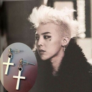 ★ ピアス レディース メンズ 男女共用 十字架 クロス スタッドピアス シルバー 可愛い BIGBANG G-DRAGON 格安 安い 韓国 個性的