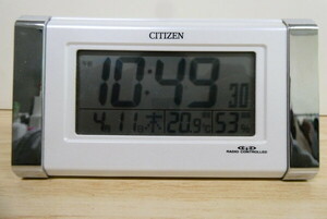 定④-44　シチズン　電波時計　目覚まし時計　中古　部品　作動品 コンパクト　卓上 置き時計　ホワイト　良品