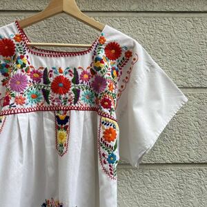 -90s USA古着 レディース メキシカンワンピース カラフル 花柄 刺繍 白 アメリカ古着 vintage ヴィンテージ 70s 70年代 民族 メキシコ