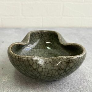 時代物 氷裂紋青磁 変形小鉢 茶碗 三角 口9×9cm 高さ4cm 古玩 骨董茶器 古美術品 古道具 旧家蔵出し コレクション 自宅保管品