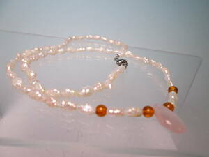 ☆ローズクォーツ＆天然琥珀飾り淡水真珠のデザインネックレス