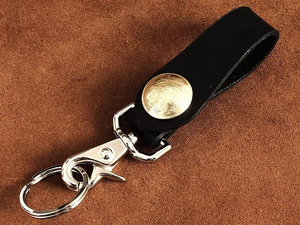 日本古銭 50銭黄銅貨コンチョ使用 レザーキーホルダー（ブラック）真鍮 レザークラフト ハンドメイド 本革 二重カン ヌメ革 コイン