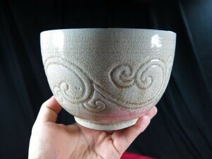B　白磁陽刻唐草文鉢　陶器　東南アジア