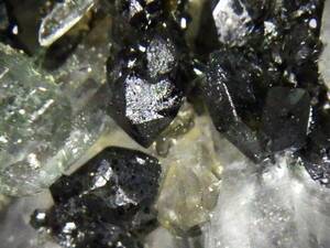国産鉱物　大分県尾平鉱山ハジカミ坑　錫石・水晶群晶