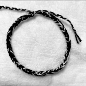 ミサンガ アンクレット ブレスレット 刺繍糸 アクセサリー ハンドメイド 黒 白 ブラック ホワイト