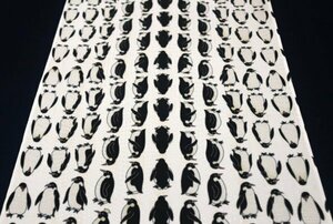 【京わぎれ】東レ シルック 長襦袢はぎれ 縦点線地紋 ペンギン柄 乳白色地 替え袖・うそつき袖用 2.2m ①