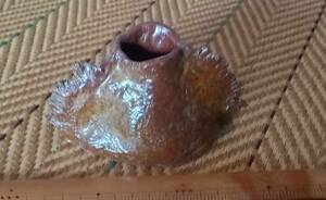 手作り　花瓶　幅１３×6.5×高さ7.8ｃｍぐらい　魚のオコゼ（虎魚）のようなギザギザ　表面はデコボコ　面白い形の花瓶です