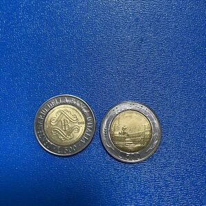イタリアのコインE 500リラ２枚　　　1993年記念貨と1982年通常貨　　バイメタルコイン