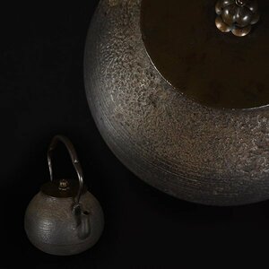 【加】1611e 茶道具 釜師造 銅蓋刷毛目紋宝珠形鉄瓶 / 鉄瓶