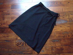 組曲　KUMIKYOKU オンワード樫山　付属ウエストリボンベルトがうれしい　シンプルひざ丈黒スカート　３６