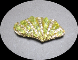 ペリドット　貝型　金色　彫金　帯留　着物　帯飾り　オリーブグリーン　貴石　和装アクセサリー