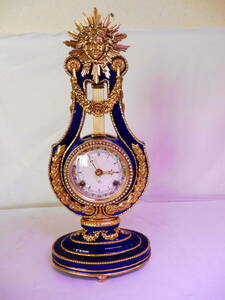 ♪♪　英国V&AMuseum　マリーアントワネット　鮮やかなロイヤルブルー　本体にゴールド色の装飾をあしらった美しい置時計です♪♪