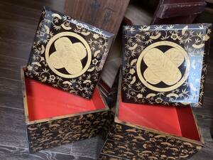 丸に違い鷹の羽　家紋　木製漆器　金蒔絵　重箱　二段三段二種　共箱付　時代物