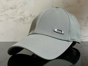 【未使用品】46B 上品★OAKLEYオークリー キャップ 帽子 CAP 上品で高級感のあるグレーの伸縮素材にメタル製ロゴ《伸縮前59㎝～61㎝位迄》