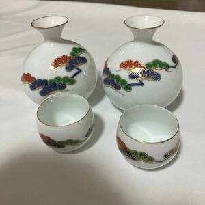 【中古美品】有田焼 香蘭社 酒器揃 松文 金彩 色絵 徳利２客 猪口2客　お猪口 おちょこ とっくり